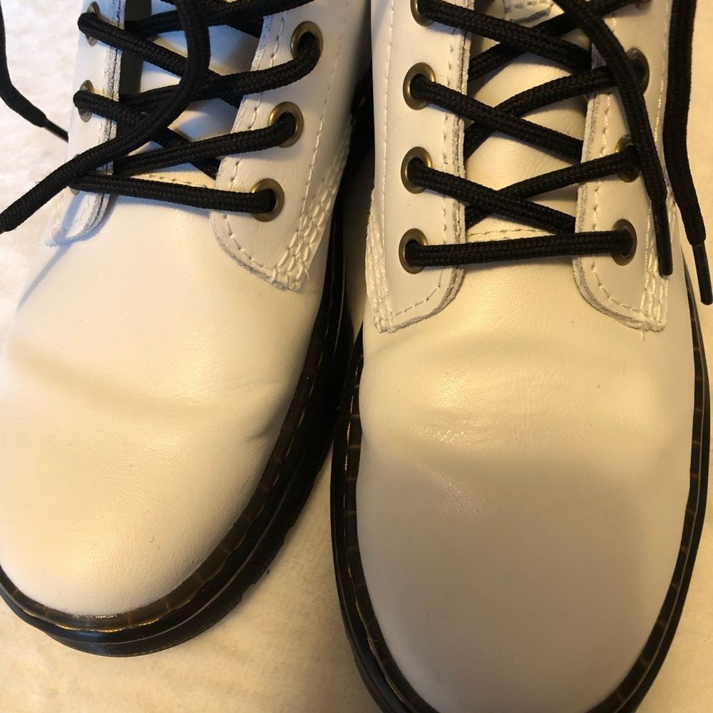 New Dr. Martens 1460 Bex Lug Sole Boots (Women), size women 7, lace up leather - Picture 12 of 16